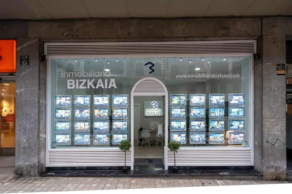 Fachada de la oficina de Inmobiliaria Bizkaia en Bilbao.